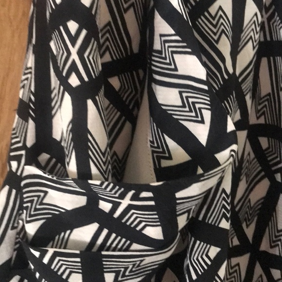 Silk! Like new, gorgeous silky flowing mini skirt. - Picture 6 of 9